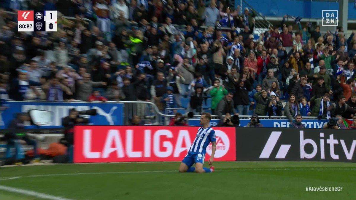 Toni Martínez se lo guisa. Toni Martínez se lo come. Toni Martínez se lo goza. 🎯💙 𝐆𝐎-𝐋𝐀-𝐑𝐑𝐎 para el +3 del Deportivo Alavés.