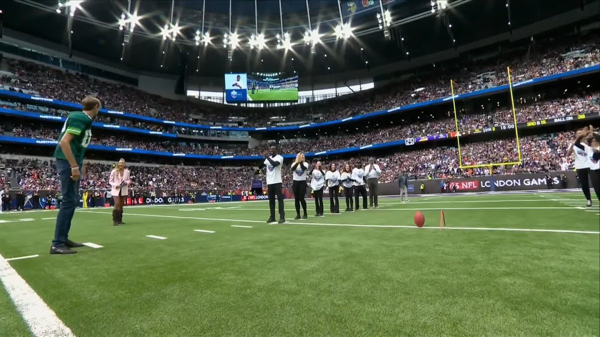 We did not expect to see Peter Crouch missing a field goal at the Tottenham Hotspur Stadium today 🤣