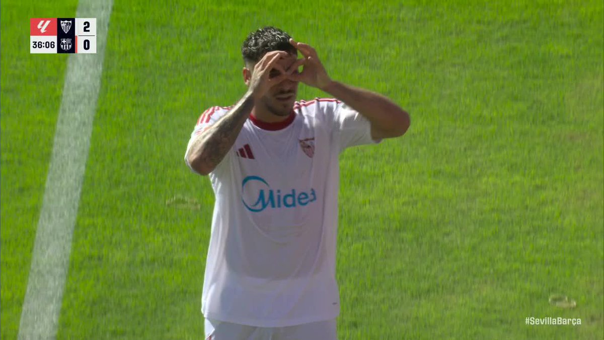 Sevilla are up 2-0 on Barcelona in the first half 😳