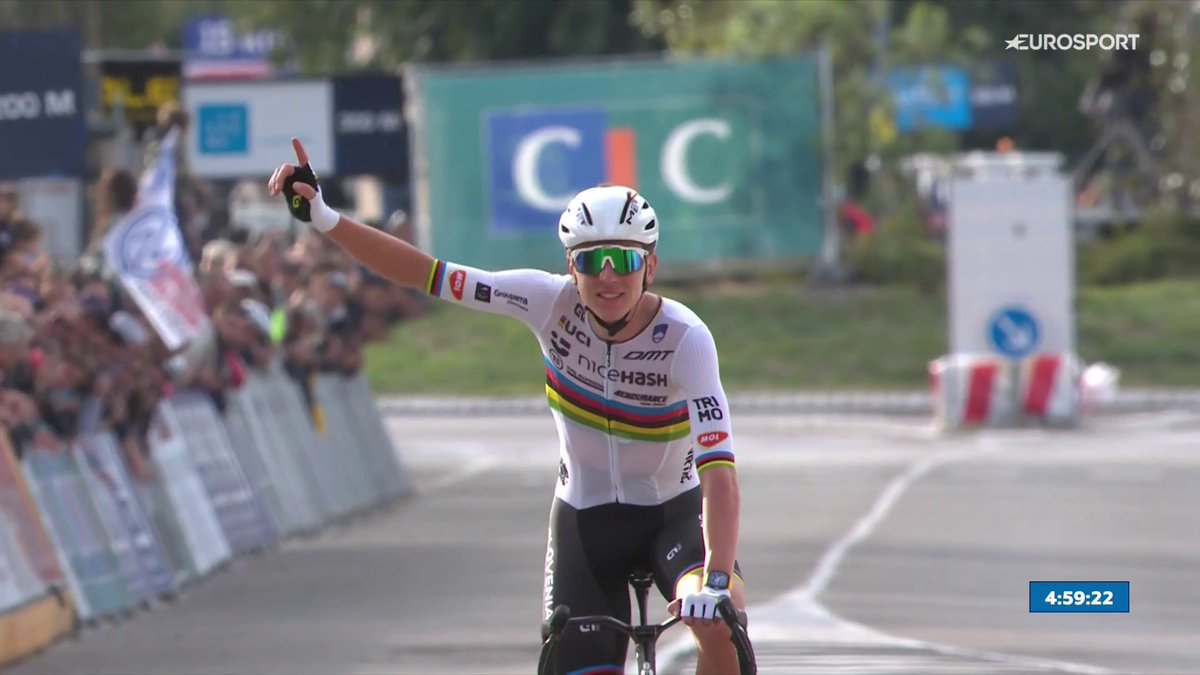 Che emozioni, che arrivo, CHE RAGAZZO 🔥 Tadej Pogacar alza le braccia al cielo sul traguardo degli europei 🚴♂️ #Ciclismo #Cycling #EuroRoad25 #Pogacar