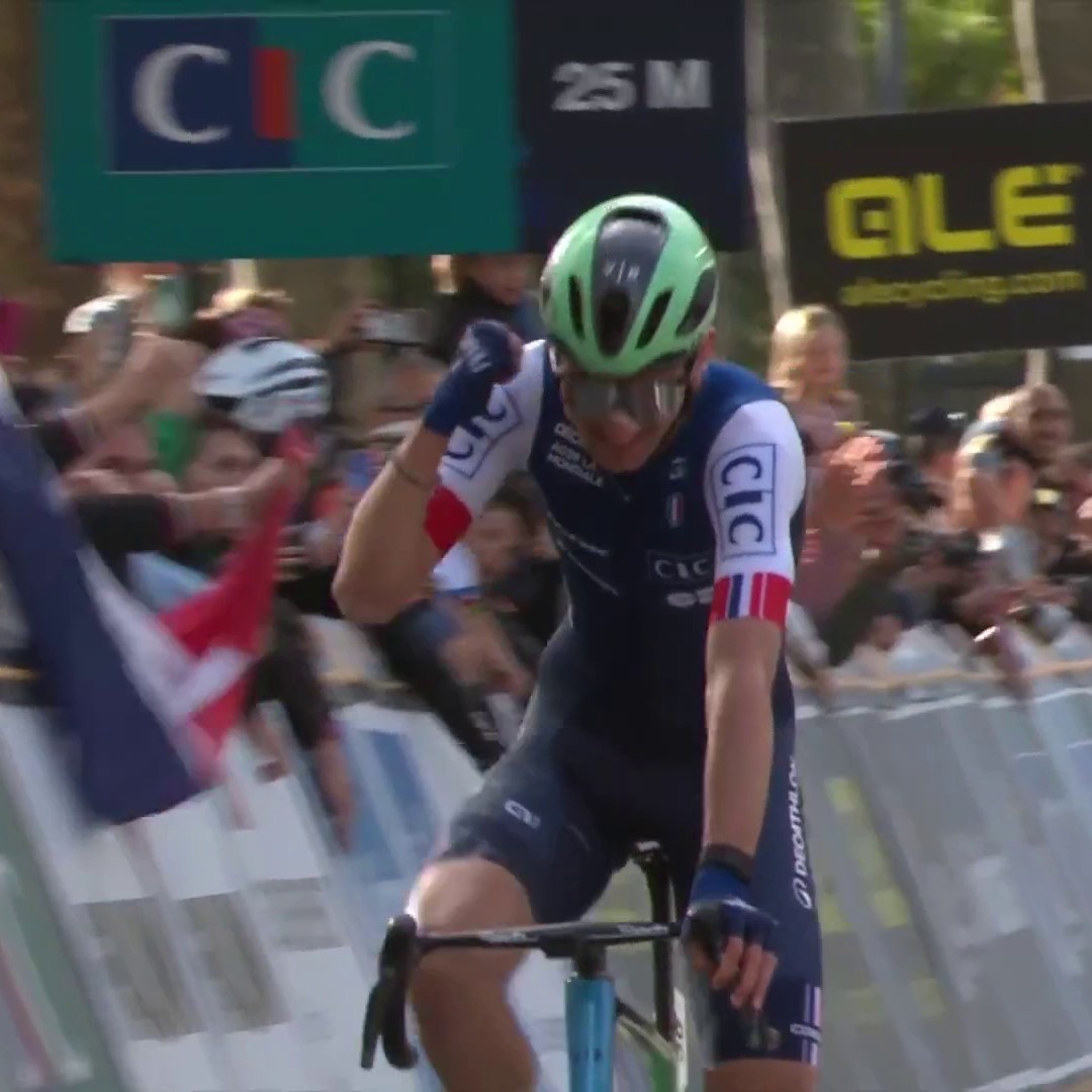 La belle joie de Paul Seixas à l'arrivée de ces championnats d'Europe, où il a pris la médaille de bronze derrière Tadej Pogacar et Remco Evenepoel. Le Français (19 ans) a pu savourer devant un public déjà acquis à sa cause. #EuroRoad25