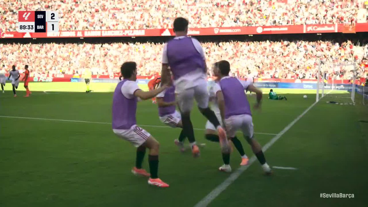 Sevilla makes it 3-1 😳 They are moments away from beating Barcelona!