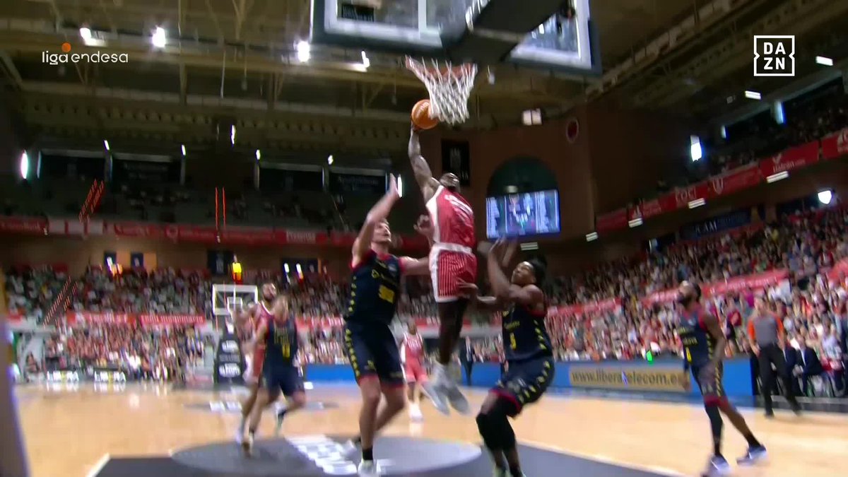 Cómo enloquecer al Palacio de Deportes de Murcia en dos sencillos pasos: ➡️ EXHIBIENDO MUELLES Y REGALANDO UNO DE LOS MEJORES MATES DE LA JORNADA 😤 ¡QUÉ ANIMAAAAAAL, Dylan Ennis! 🚀 #LigaEndesa | 📺 Disfruta del partido gratis en DAZN España | UCAM Murcia