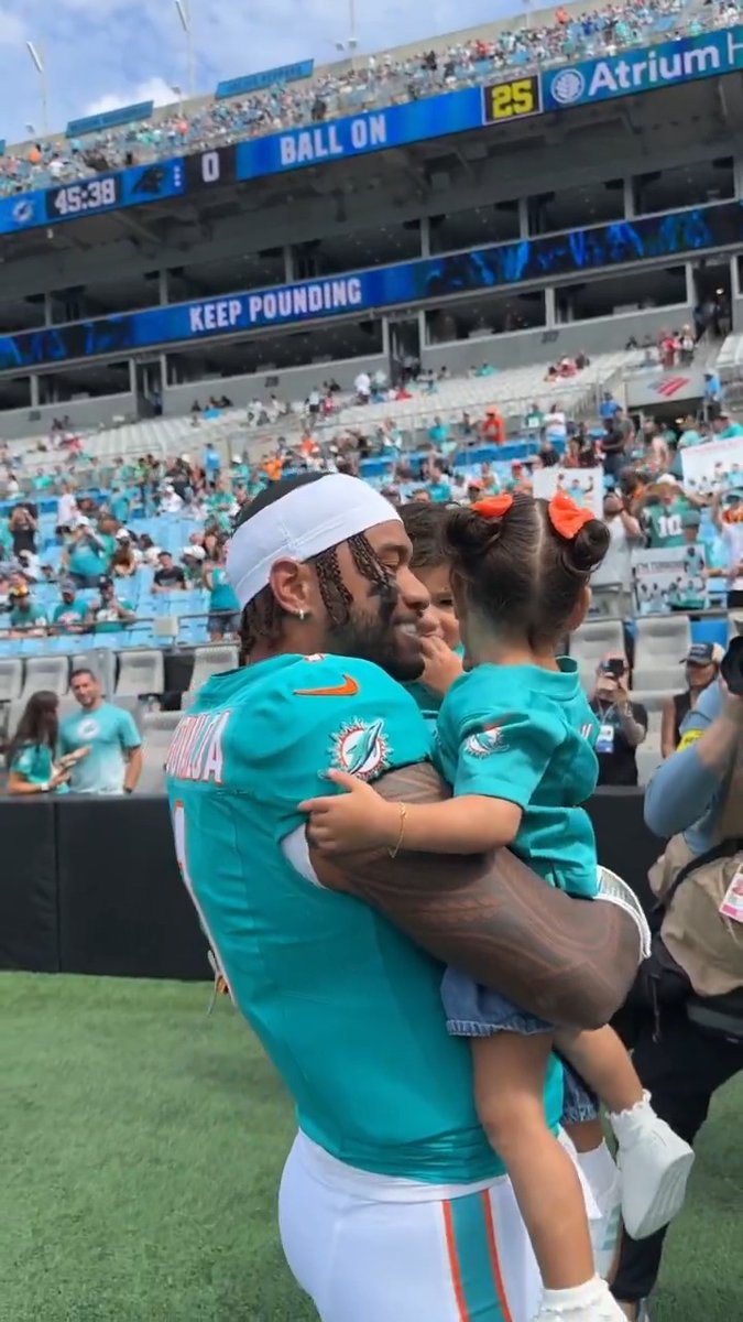 .Tua. T ๐ฆ๐ธ and his family are too cute ๐ฅน๐ซถ MIAvsCAR- 1pm ET on FOX/FOX One