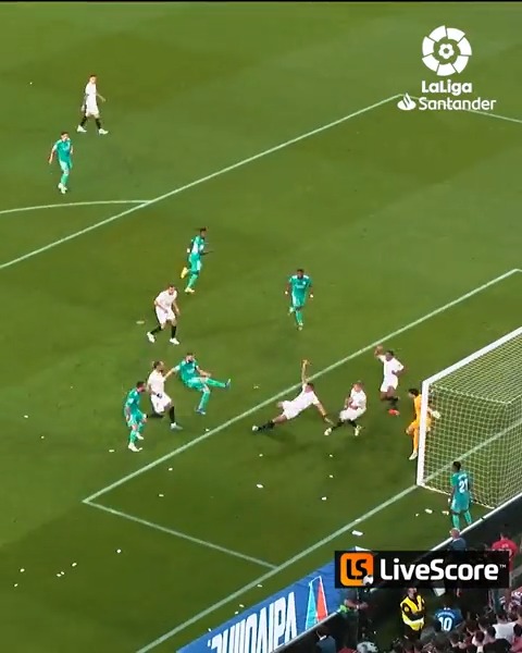 Benzema qui offrait le titre à Sanchez Pizjuan en 2022 Souvenirs ✨