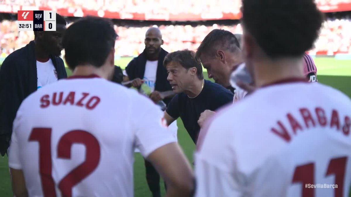 "NO PUEDEN BAJAR LA INTENSIDAD Y LA CONCENTRACIÓN. LIQUIDENLO, LO TIENEN QUE LIQUIDAR". La charla técnica de Matías Almeyda en el parate del primer tiempo ante Barcelona... ¡Su Sevilla venció 4-1 al Culé!