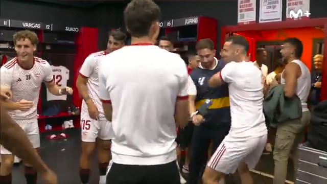 🥳 La fiesta del vestuario del Sevilla. #LaCasaDelFútbol #LALIGAEASPORTS