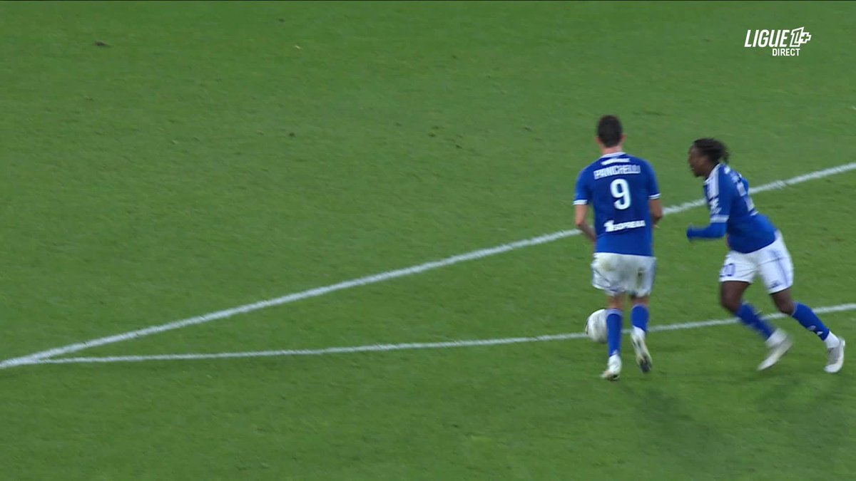 🔵 Le contraste entre la communion de Racing Club de Strasbourg Alsace et la détresse d'Angers ! Le score est lourd : 5-0
