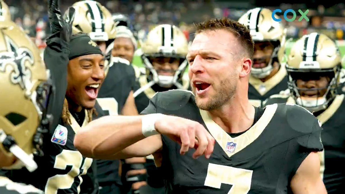 "We got some brothers coming back this week, and one of our brothers is gonna talk to us." Demario gives Taysom the keys to the huddle 🗣️ #Saints | Cox
