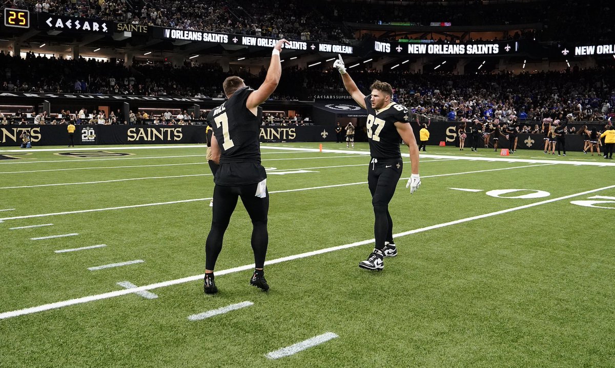 Taysom and Foster led the pregame chant 🗣️