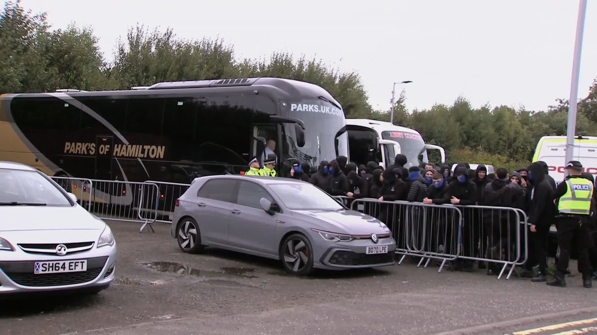 Rangers fans waiting by the team bus before Russell Martin is escorted to a separate car after their draw at Falkirk 😬