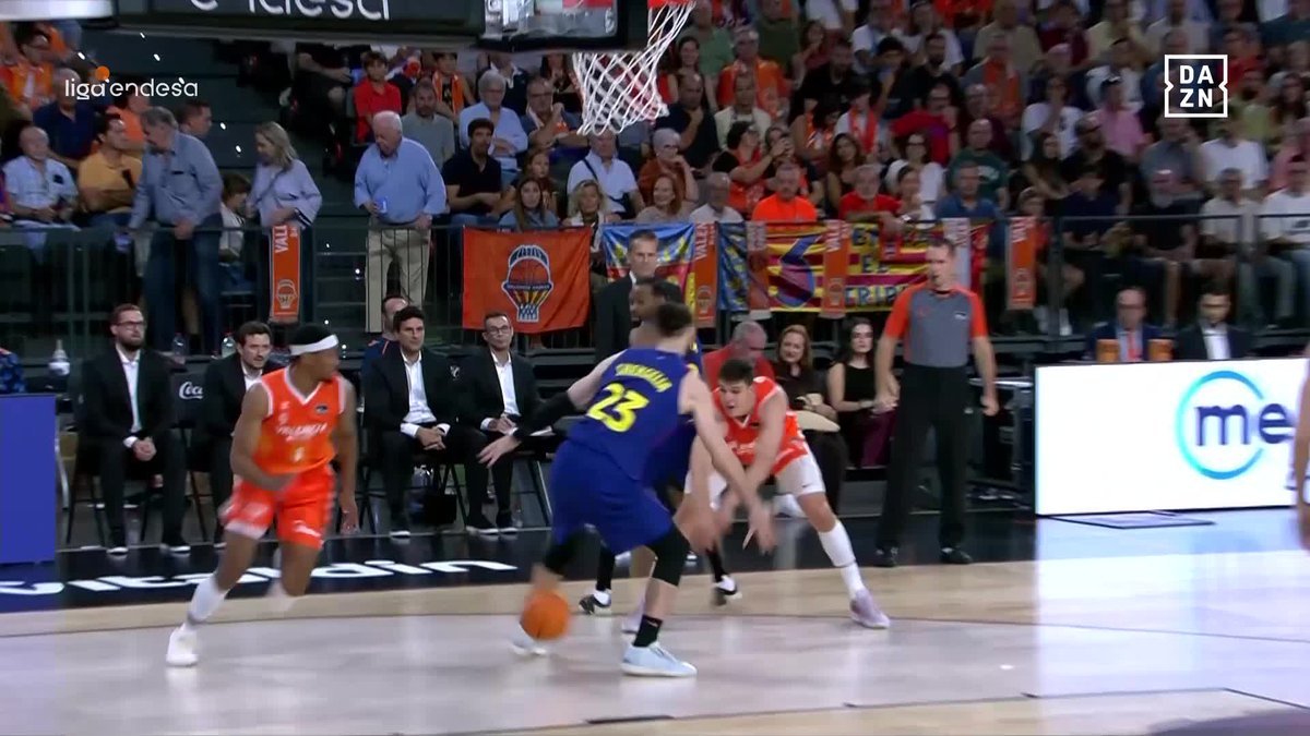 Qué manera de ver el baloncesto... ¡QUÉ ASISTENCIA DE JAIME PRADILLA PARA KAM TAYLOR! 🤯 #LigaEndesa | 📺 DAZN España | Valencia Basket Club