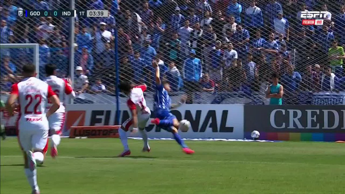 ¡ARRIBA LAS MANOS! LO ROBARON A GODOY CRUZ EN SU CASA 🏠❗️ 👉Independiente, con el ánimo por las nubes después de rascar un punto en el clásico de Avellaneda, lo asaltó a domicilio al Tomba 😆Para Gustavo López, este PENALAZO, fue “hombro con hombro” 👇