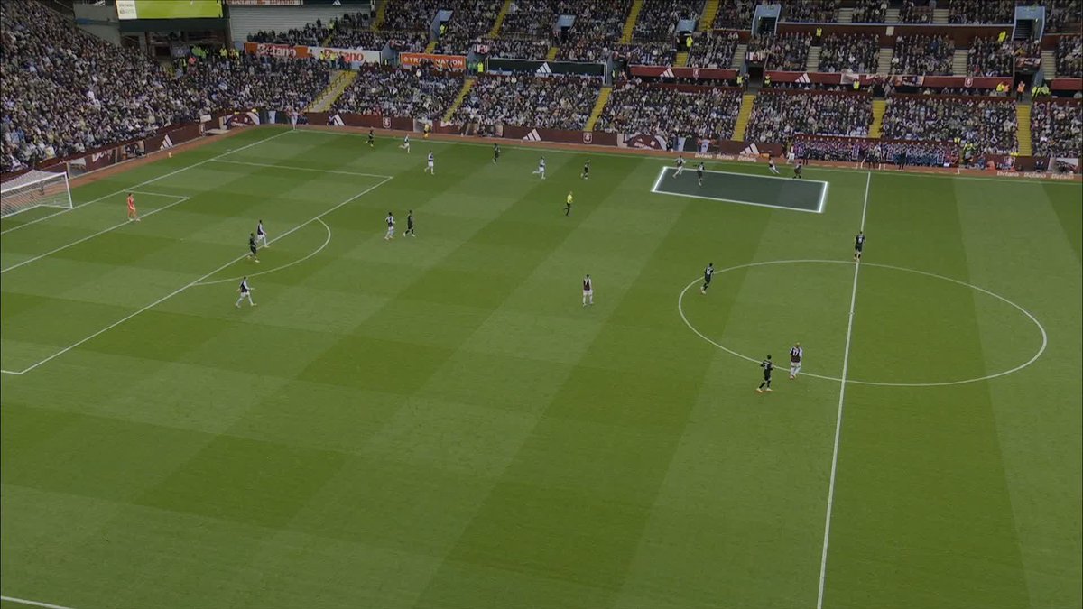 "You can't allow this to happen!" ❌ Jamie Carragher looks at the mistakes that Burnley made that led to Aston Villa's first goal.