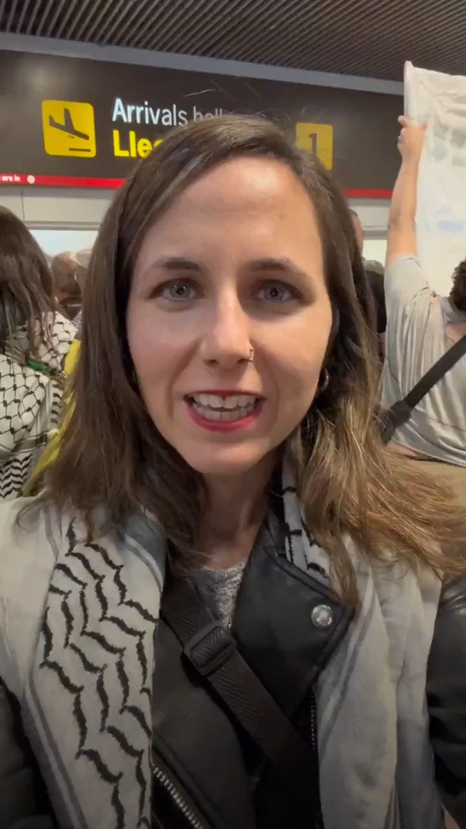 En el Aeropuerto de Barajas dando la bienvenida a los y las valientes que han hecho lo que los gobiernos no se atreven, romper el bloqueo humanitario que Israel impone en Gaza. Exigimos la puesta en libertad del resto de secuestradas y la ruptura de relaciones con los genocidas.
