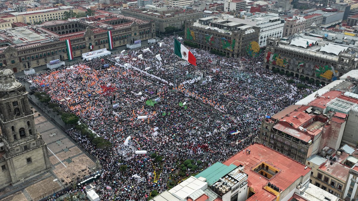 Como primera mujer presidenta de México, reafirmo que vamos por el camino correcto; aquí estamos, de pie y con la fuerza de nuestra historia, con el orgullo del presente y esperanza en el porvenir. No les voy a fallar.