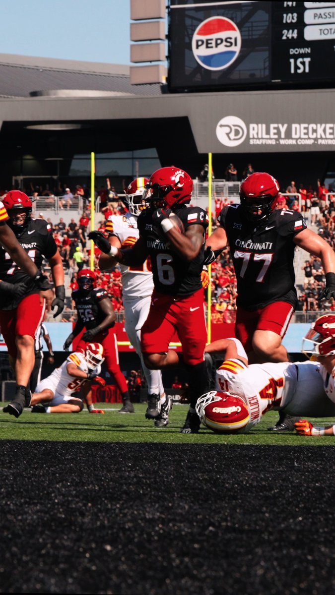 That Cincy Offense 💪 #2 in the country in both: 🟥 Yards per play (8.05) ⬛️ Yards per rush (6.58)