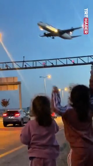 "Büyüyünce Türk savaş pilotu olacağım." Ankara'da babalarıyla beraber uçağın inişini izleyen çocuklar…