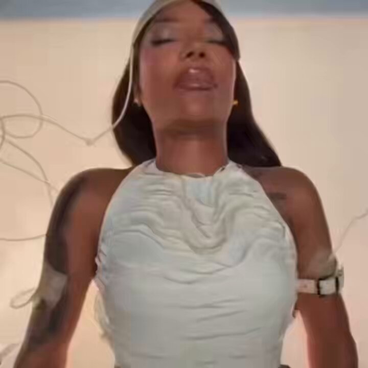 quando eu durmo escutando uma playlist da ariana no aleatório