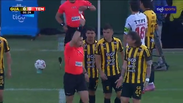 🟥¡TEMPRANA EXPULSIÓN! Richard Torales vio la roja a los 5 minutos tras la revisión del VAR. 📺Tigo Sports ▶️Viví el #ClausuraAPF2025 por