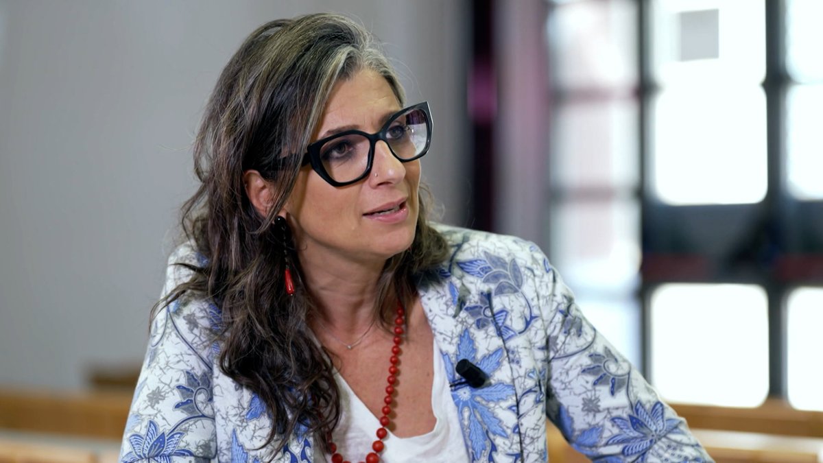 “Non è solo Netanyahu, ma lo Stato di Israele che commette crimini. Gli Stati devono agire interrompendo relazioni strategiche, militari, economiche, altrimenti diventano complici. La responsabilità ricade anche su noi cittadini.” #FrancescaAlbanese, relatrice ONU. #PresaDiretta
