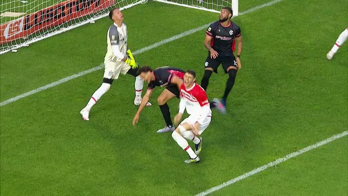 UNA DE LAS POLÉMICAS EN UNO... ¿Hubo falta de Bruera sobre Rodríguez previo al gol de Candia?