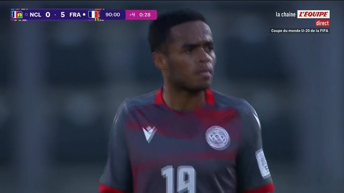 🇳🇨 - 🇫🇷 Quel superbe coup franc de Gabin Bernardeau pour le cinquième but des Bleuets ! #lequipeFOOT