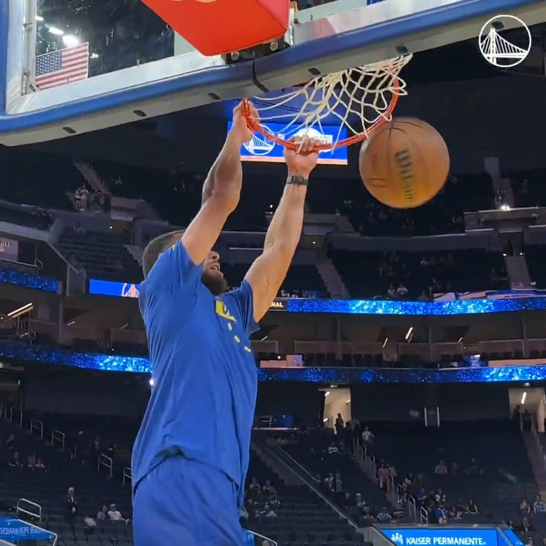 Steph dunks? Steph DUNKS.