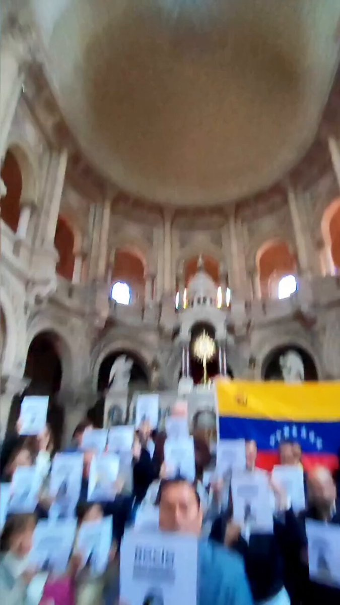 ¡Qué orgullo Chile! “🕯️🇻🇪 Venezolanos en Chile elevaron su voz por una #CanonizaciónSinPresosPolíticos Este domingo, la comunidad venezolana en Santiago se reunió en la Iglesia Sacramentinos para participar en una misa con petición especial por los presos políticos en vispera de la canonización del Dr. José Gregorio Hernández y la Madre Carmen Rendiles. El acto, cargado de fe y esperanza, se transformó en una expresión de resistencia cívica y oración colectiva por la libertad de los presos injustamente y el fin de la persecución en Venezuela. Con imágenes de decenas de pesos políticos y oraciones compartidas, los asistentes recordaron que la santidad debe ser símbolo de justicia, compasión y verdad, canonización sin presos políticos #CanonizaciónSinPresosPolíticos #SantosPorLaLibertad #VenezolanosEnChile #LibertadParaVenezuela 🇻🇪”