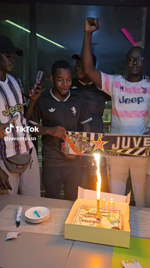 10 ans de passion, 10 ans d’amour pour la Vieille Dame, 10 ans de partage entre vrais Juventini 🇸🇳🤍🖤Depuis 2015, nous faisons vibrer le cœur des supporters de la Juventus au Sénégal : rencontres, dons de sang, matchs, jumelages et surtout une grande famille unie par la même 1/2
