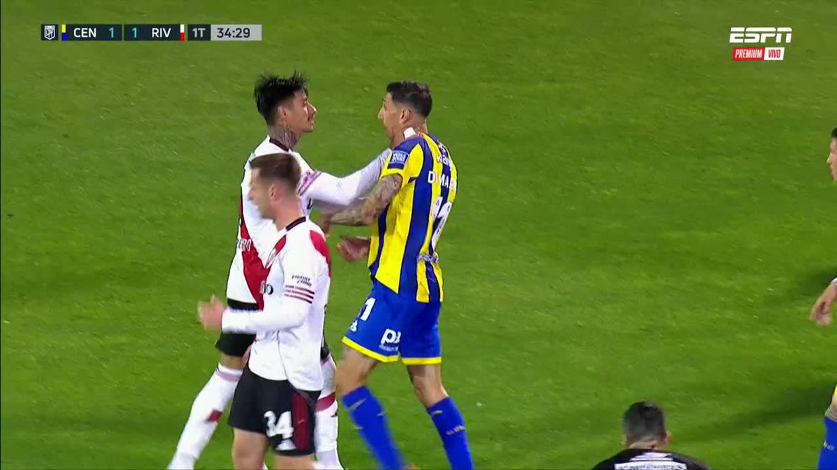 Es tremendo el silencio de los relatores, Portillo reacciona porque el llorón de Di Maria le tira una patada desde el piso!!! Además segundos antes le metieron un planchazo a Acuña y no cobraron ni falta