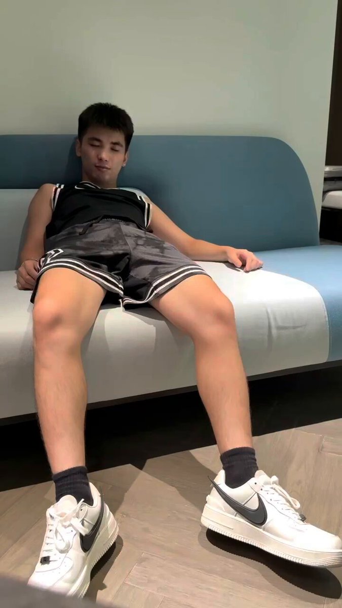 #tk 视频分别对应：特编187，剧情杀，体育生训练回到家后，7分钟；特编188，勒晕帅哥后发现还穿着高弹，吃大🐔🈶🐍13分钟；特编189，体育生虐🥚正装，🐍在蛋蛋上，13分钟；特编190，东北帅哥回到家就被要求🐍，16分钟，特编类190部可打包可单卖，已同步更新至电报tk会员群，联系方式见彬彬的小店