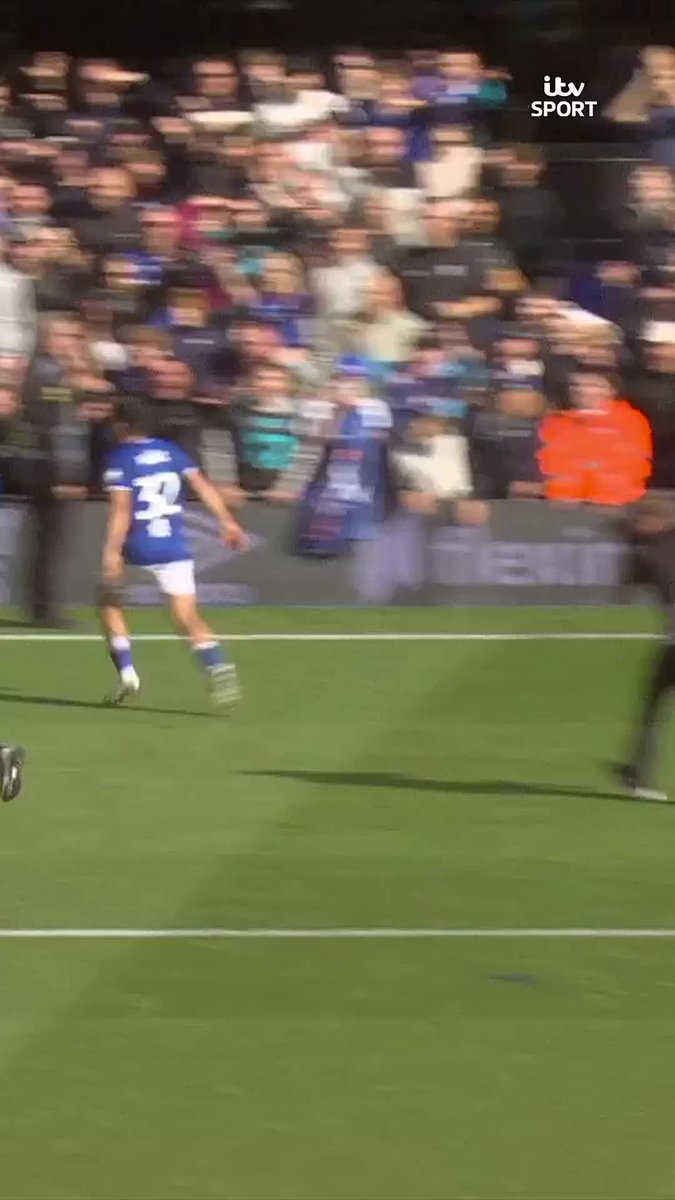 Settled in at Ipswich, Núñez? 😆 That's one way to celebrate a derby win 😂