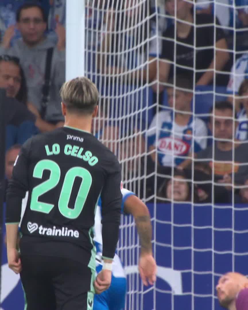 Lo que más me gusta de la jugada es ver como el lateral del Espanyol llega tarde, cabecea el moflete a Abde y luego se tira a los WWE para el otro lado para disimular....ojalá inventaran un videoarbitraje q viéndolo como el resto en casa avisar al árbitro