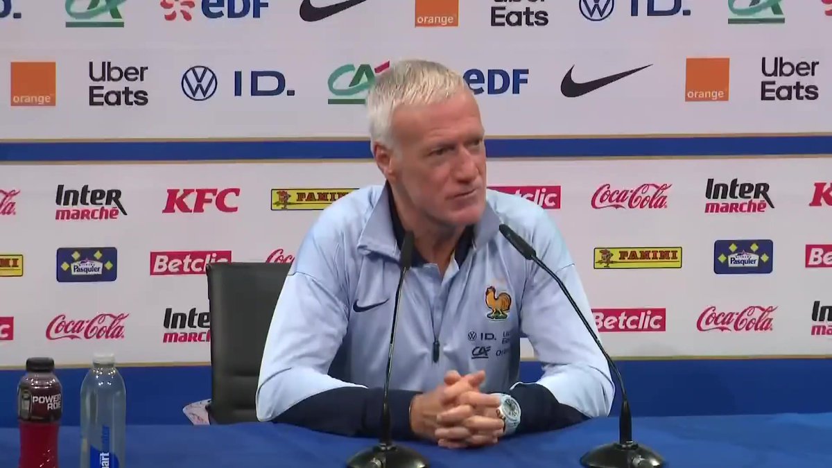 🤕 Didier Deschamps 🇫🇷 donne des nouvelles de Kylian Mbappé 🇫🇷 : « Il est là. Il a eu un petit soucis… 𝗠𝗔𝗜𝗦 𝗣𝗔𝗦 𝗥𝗘𝗗𝗛𝗜𝗕𝗜𝗧𝗢𝗜𝗥𝗘… 𝘀𝗶𝗻𝗼𝗻 𝗶𝗹 𝗻𝗲 𝘀𝗲𝗿𝗮𝗶𝘁 𝗽𝗮𝘀 𝗹𝗮̀ 𝗮𝘂𝗷𝗼𝘂𝗿𝗱’𝗵𝘂𝗶. 😁 » 🎥 L'Équipe