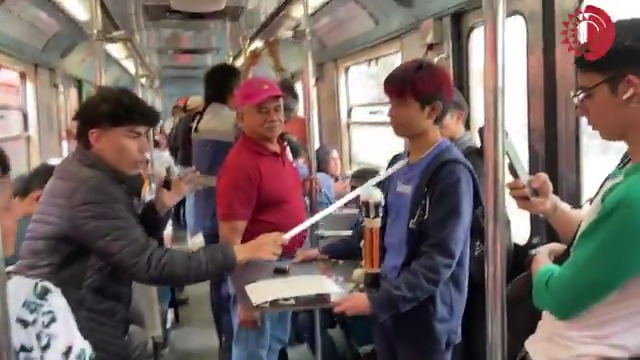 Estudiantes Ángel y Marvin sorprenden en el Metro CDMX con un experimento de bobina Tesla. Encienden lámparas de energía fría y acercan la ciencia al público. #Ciencia #Tesla #Experimento #MetroCDMX #STEM #Educación #DifusiónCientífica #ciencia #Estudiantes