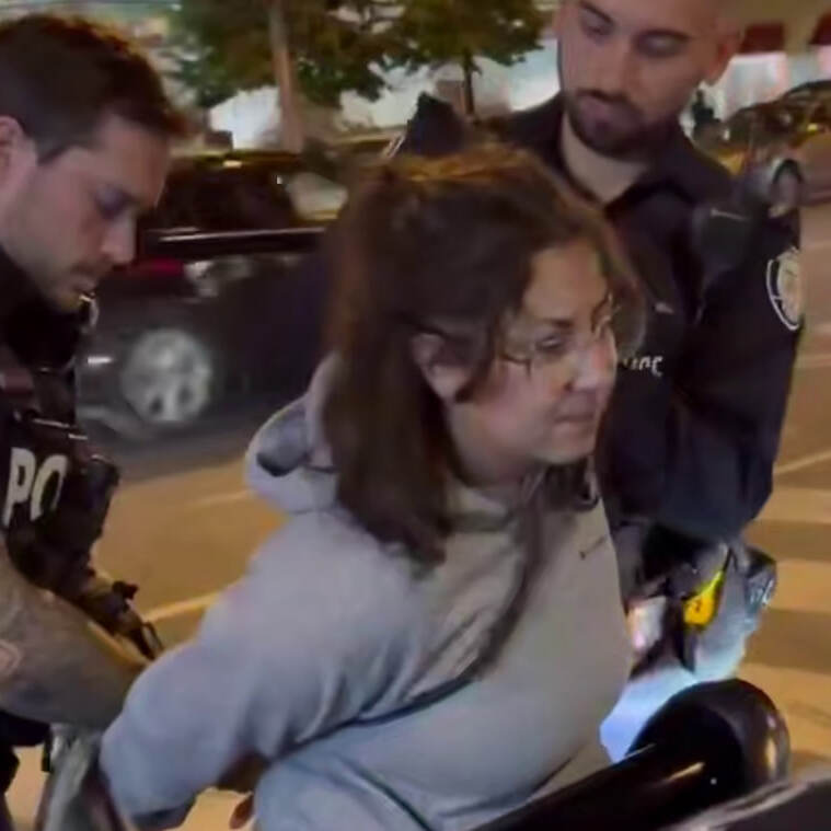 🔴 | En Toronto, una mujer fue arrestada al instante tras tirar refresco a otra persona.