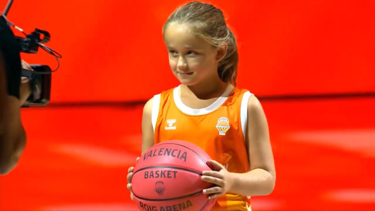 🧡 Un momento 𝙥𝙖𝙧𝙖 𝙨𝙞𝙚𝙢𝙥𝙧𝙚 🔘 Un pulsador, activado por Domingo, aficionado más anciano del club, nos lleva de viaje por una historia que nos ha traído hasta hoy, donde Mila recoge el testigo 🏀 🥲 Sabemos que te gustó en directo, así que ponte cómod@ y disfruta