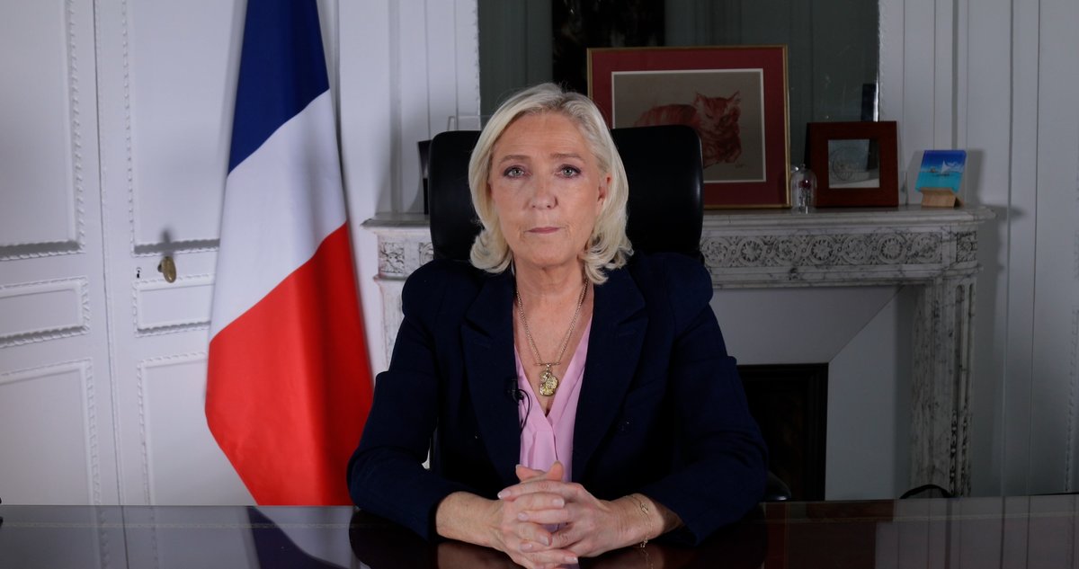 En ces heures, le chef de l'État dispose de deux voies possibles : soit la démission, soit la dissolution.