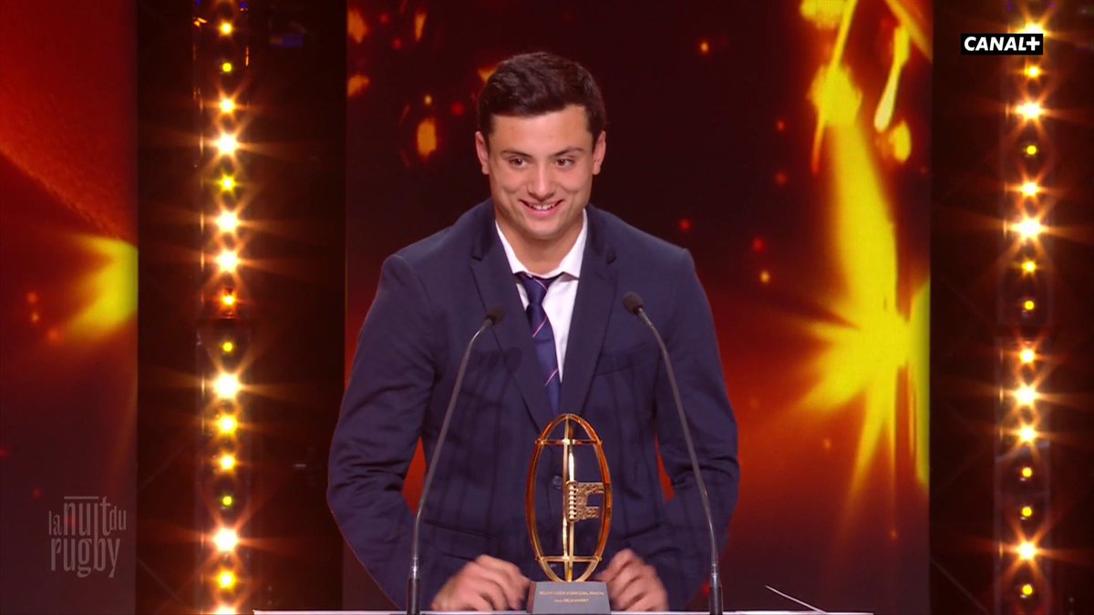 La réaction de Louis Bielle-Biarrey et la petite pique pleine d'humour à Thomas Ramos 👀 L'ailier de l'UBB est élu meilleur joueur international ✨ #NuitDuRugby