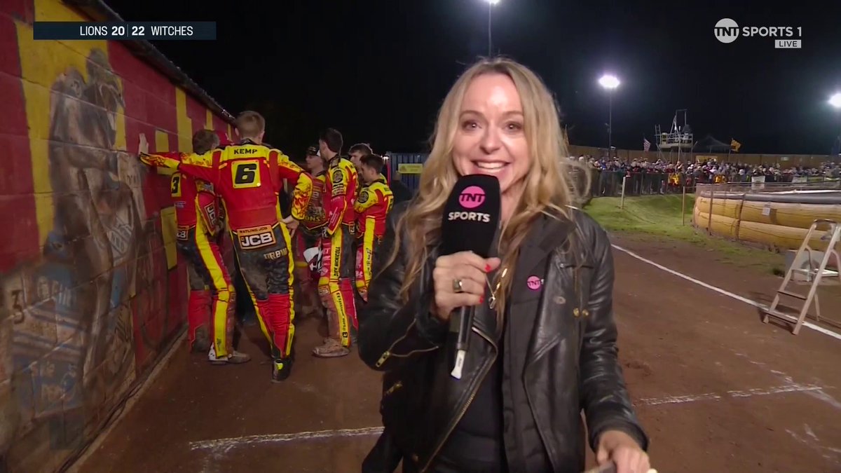 A change of plan for Abi Stephens, but some quick thinking gets us a look into an unhappy Leicester Lions' camp as they currently trail Ipswich Witches at home 👀 #LEIIPS | #BritishSpeedway Live on TNT Sports and Discovery+