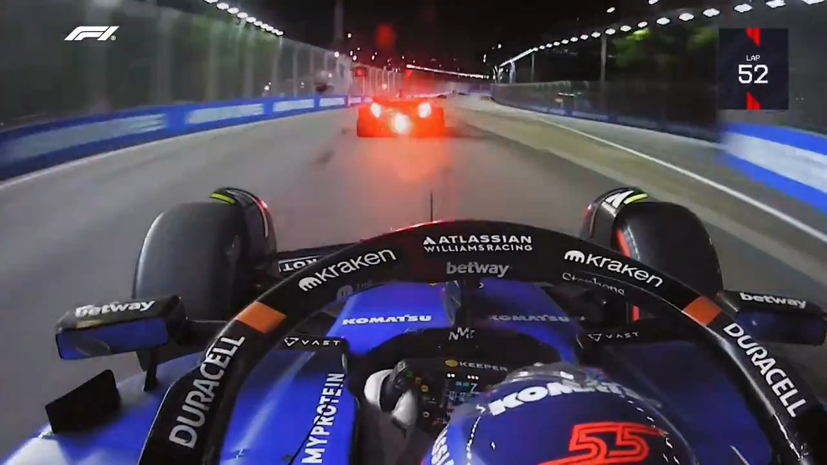 A very smooth operation! 🔥 Carlos Sainz made his way through the field at a rapid rate, eventually clinching P10 👊 #F1 #SingaporeGP