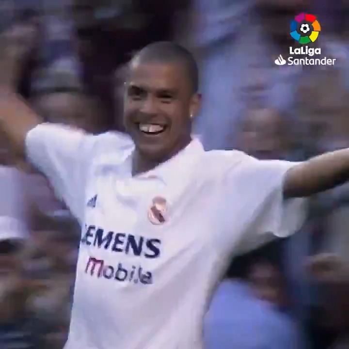 Hoy, hace 23 años, debutó Ronaldo Nazario con el Real Madrid C.F. Fue el debut más esperado de mi vida futbolera. Su fichaje fue un culebrón interminable que pintaba imposible. Primer balón que toca, gol. Idolazo.