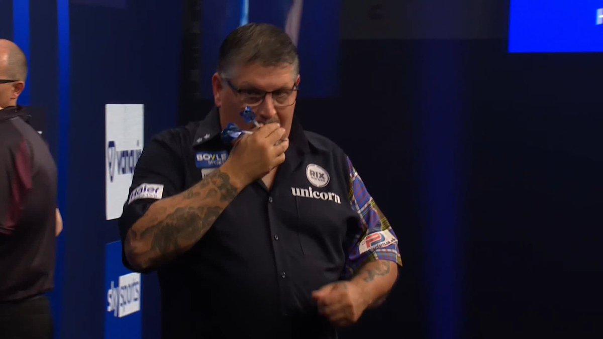 ADVANTAGE ANDO! Gary Anderson looks in the mood tonight! The Flying Scotsman powers to the opening set against Raymond van Barneveld with an average of almost 96! 📺 #WGPDarts | R1