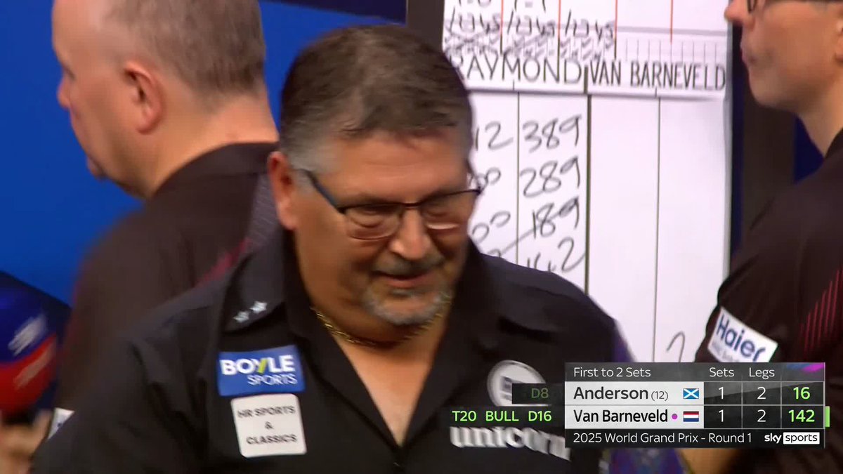 ANDERSON WINS THE DECIDER! Gary Anderson is through to Round Two, as The Flying Scotsman beats Raymond van Barneveld in a last-leg decider! 📺 #WGPDarts | R1