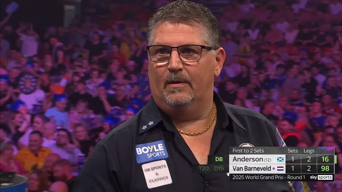Gary Anderson gets over the line in the deciding leg against Raymond van Barneveld 🏴🚂 No handshake between the pair at the end of the contest ❌🤝