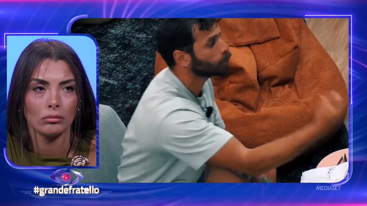 Costruita come pochi, falsissima e maleducata…arriverà lontano😂 (almeno Giulia piange per un motivo, lei fa la finta disperata per il nulla insultando e aggredendo chi la sgama solo per avere le telecamere puntate) mettere in piazza quella cosa poi…