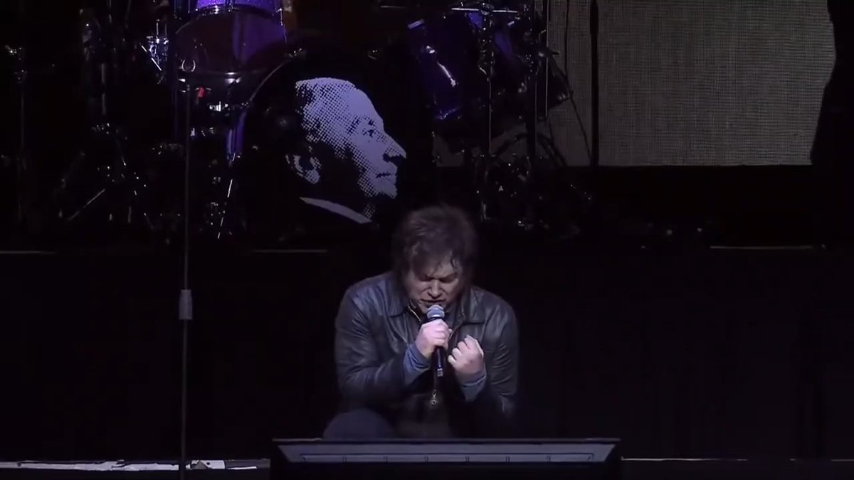 "Nino Bravo": Porque Javier Milei cantó #Libre en el Movistar Arena