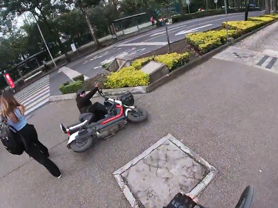 Una mujer que viajaba en una motoneta #eléctrica casi atropella a un peatón que pasaba sobre la #ciclovía de Paseo de la Reforma. ¿Qué opinan? ¿Deberían circular estos vehículos en las ciclovías? En agosto, el Congreso de la #CDMX aprobó la regulación de transportes de micromovilidad para que los vehículos eléctricos sean incorporados a una categoría de transporte motorizado personal, con el fin de fortalecer la seguridad vial. VIDEO: El Terrible