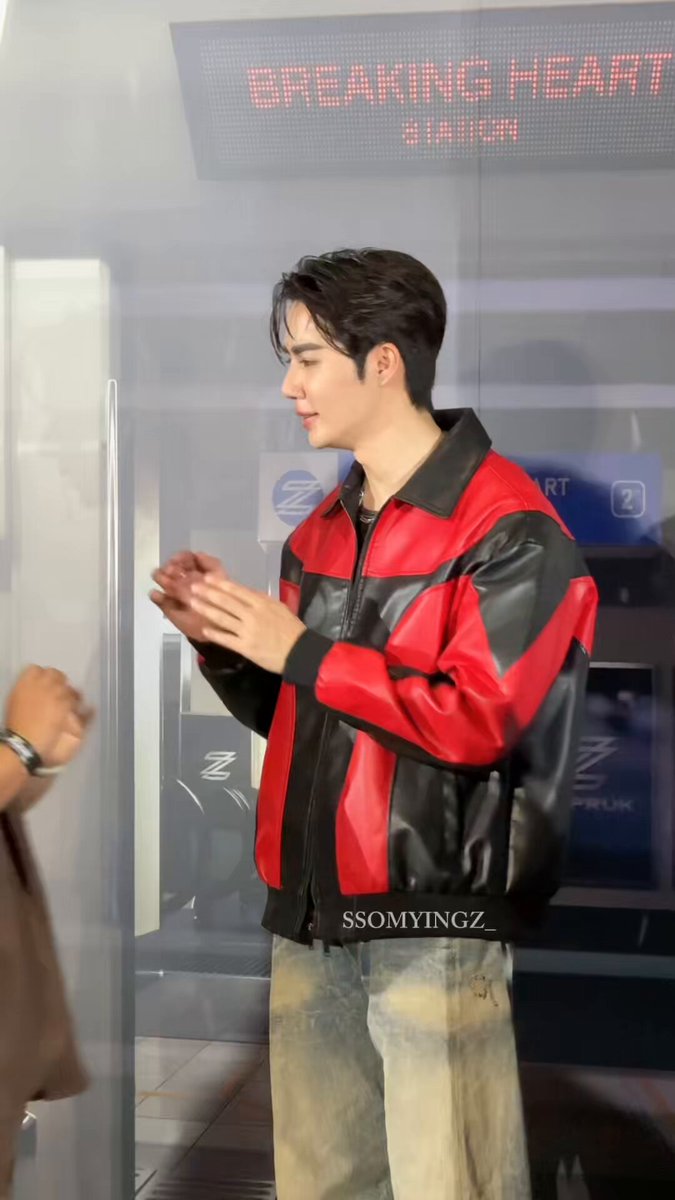 ได้ถ่ายรูปกับพี่ซีในวันสำคัญของพี่ซีอีกครั้ง เป็นวันที่มีความสุขมั่กๆ พี่ซีเก่งที่สุดเลยย 🤍🐶🤏🏻 พอพี่ซีพูดญิ๋งญิ๋ง ใจฟูสุดๆ ดีใจที่จำกันได้นะคะ ฮีลใจพร้อมไปสู้ชีวิตต่อ😭 Z 2ND SHOWCASE OF ZEEPRUK #ZeePrukPressConStation